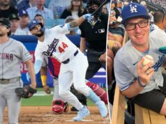 Torcedor dos Dodgers que assistiu ao primeiro home run do time em 2026 revela plano para bola premiada Um homem com boné e camisa dos Dodgers sorrindo em um jogo de beisebol, segurando uma bola de beisebol e uma luva turquesa.
