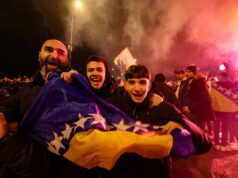 Torcedores da Bósnia comemoram a classificação da seleção para a Copa do Mundo, eliminando a Itália Torcedores da Bósnia comemoram a classificação da seleção para a Copa do Mundo, eliminando a Itália