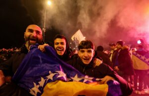 Torcedores da Bósnia comemoram a classificação da seleção para a Copa do Mundo, eliminando a Itália Torcedores da Bósnia comemoram a classificação da seleção para a Copa do Mundo, eliminando a Itália