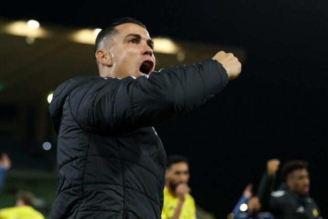 Torcedores do Man Utd compartilham o veredicto sobre a lendária enquete entre Cristiano Ronaldo e Eric Cantona
