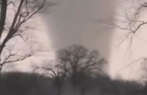 Tornados nos EUA deixam pelo menos duas pessoas mortas Tornados nos EUA deixam pelo menos duas pessoas mortas