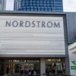 PARIS, FRANÇA - 12 DE AGOSTO: Ketevan Giorgadze @katie.one usa jeans rosa neon de cintura alta e perna larga da Zara, uma blusa verde neon bordada com babados e decote em V com mangas bufantes da Botrois, sapatos mules rosa choque da Zara, uma bolsa balde de malha rosa choque com pedras da Manoush, em 12 de agosto de 2021 em Paris, França. (Foto de Edward Berthelot/Getty Images)