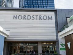 Tory Burch, Levi’s e mais têm até 81% de desconto na Nordstrom PARIS, FRANÇA - 12 DE AGOSTO: Ketevan Giorgadze @katie.one usa jeans rosa neon de cintura alta e perna larga da Zara, uma blusa verde neon bordada com babados e decote em V com mangas bufantes da Botrois, sapatos mules rosa choque da Zara, uma bolsa balde de malha rosa choque com pedras da Manoush, em 12 de agosto de 2021 em Paris, França. (Foto de Edward Berthelot/Getty Images)