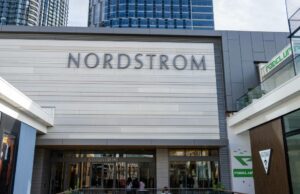 Tory Burch, Levi’s e mais têm até 81% de desconto na Nordstrom PARIS, FRANÇA - 12 DE AGOSTO: Ketevan Giorgadze @katie.one usa jeans rosa neon de cintura alta e perna larga da Zara, uma blusa verde neon bordada com babados e decote em V com mangas bufantes da Botrois, sapatos mules rosa choque da Zara, uma bolsa balde de malha rosa choque com pedras da Manoush, em 12 de agosto de 2021 em Paris, França. (Foto de Edward Berthelot/Getty Images)