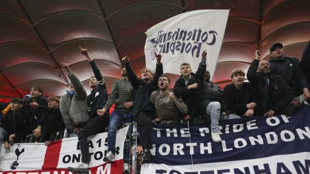 Tottenham multado por comportamento “racista ou discriminatório” dos torcedores em Frankfurt
