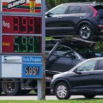 As barras cinzentas neste gráfico indicam períodos de recessão durante os picos dos preços do petróleo que remontam a 1970.