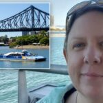 Jodie Daunis, ex-funcionária do Brisbane CityCat, em uma balsa com o horizonte da cidade ao fundo.
