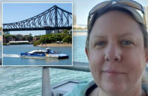 Trabalhador da balsa australiana demitido do emprego após tirar 114 dias de licença médica em 12 meses Jodie Daunis, ex-funcionária do Brisbane CityCat, em uma balsa com o horizonte da cidade ao fundo.