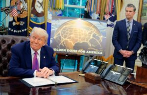 Trabalhadores de tecnologia pedem ao DOD e ao Congresso que retirem o rótulo Antrópico como um risco na cadeia de suprimentos Golden Dome missile program placard with Trump sitting at desk