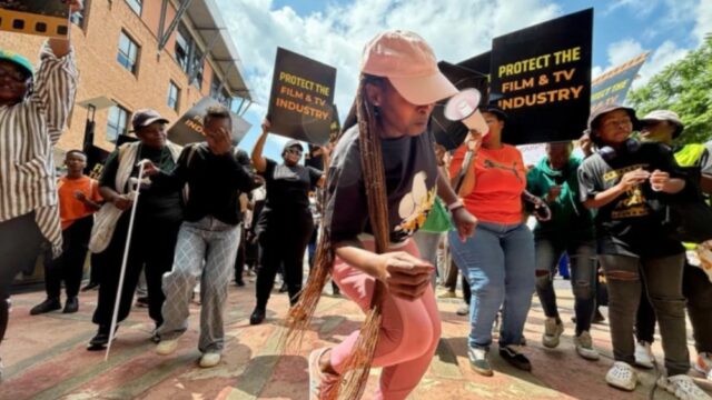 Trabalhadores do cinema e da televisão sul-africanos apelam aos legisladores para resgatarem o sistema de descontos e salvarem a indústria nas garras de uma crise “horrível”
