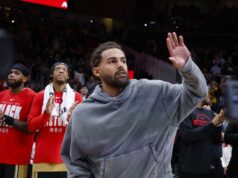 Trae Young foi expulso do jogo do Rockets antes da estreia no Wizards Washington Wizards guard Trae Young waves to crowd at Atlanta Hawks game