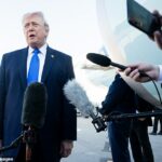 O presidente dos EUA, Donald Trump, fala aos repórteres antes de embarcar no Força Aérea Um no Aeroporto Internacional de Palm Beach, em West Palm Beach, Flórida, em 23 de março de 2026. O presidente Donald Trump disse na segunda-feira que há