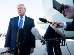 Transcrições arrepiantes revelam os momentos finais do desastre do avião LaGuardia a 130 mph, enquanto Trump declara que ‘eles cometeram um erro’: atualizações ao vivo O presidente dos EUA, Donald Trump, fala aos repórteres antes de embarcar no Força Aérea Um no Aeroporto Internacional de Palm Beach, em West Palm Beach, Flórida, em 23 de março de 2026. O presidente Donald Trump disse na segunda-feira que há