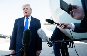 Transcrições arrepiantes revelam os momentos finais do desastre do avião LaGuardia a 130 mph, enquanto Trump declara que ‘eles cometeram um erro’: atualizações ao vivo O presidente dos EUA, Donald Trump, fala aos repórteres antes de embarcar no Força Aérea Um no Aeroporto Internacional de Palm Beach, em West Palm Beach, Flórida, em 23 de março de 2026. O presidente Donald Trump disse na segunda-feira que há