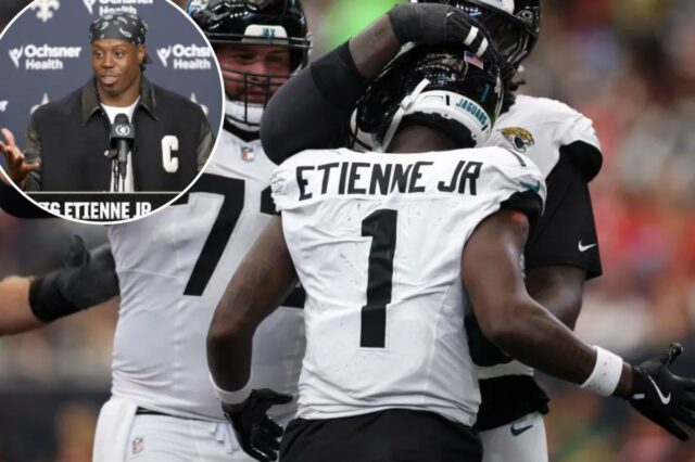 Travis Etienne nº 1 do Jacksonville Jaguars é parabenizado pelos companheiros após marcar um touchdown 