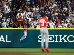 Trayce Thompson rouba home run da equipe dos EUA em momento selvagem na Grã-Bretanha Trayce Thompson, da Grã-Bretanha, pulando na parede externa do campo para fazer um home run contra os Estados Unidos.