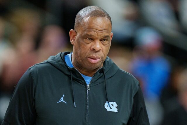 Treinador da NBA surge como favorito para substituir Hubert Davis na UNC
