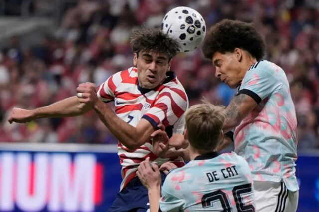 Três coisas para assistir no amistoso da USMNT para a Gio Reyna (7), dos Estados Unidos, luta por uma cabeçada com o belga Nathan De Cat (25) durante o segundo tempo de um amistoso internacional de futebol, sábado, 28 de março de 2026, em Atlanta.