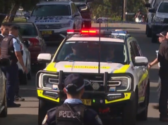 Três homens lutando pela vida após esfaqueamento em briga no oeste de Sydney Três homens lutando pela vida após esfaqueamento em briga no oeste de Sydney