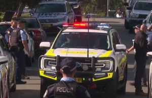 Três homens lutando pela vida após esfaqueamento em briga no oeste de Sydney Três homens lutando pela vida após esfaqueamento em briga no oeste de Sydney