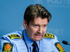 Três irmãos presos na Noruega por ataque a bomba na embaixada dos EUA em Oslo Veículos policiais estacionam em frente à Embaixada dos EUA, após um grande estrondo ser relatado no local, em Oslo, Noruega, 8 de março de 2026. NTB/Fredrik Varfjell/via REUTERS ATENÇÃO EDITORES - ESTA IMAGEM FOI FORNECIDA POR TERCEIROS. NORUEGA FORA. NÃO HÁ VENDAS COMERCIAIS OU EDITORIAIS NA NORUEGA.