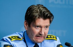 Três irmãos presos na Noruega por ataque a bomba na embaixada dos EUA em Oslo Veículos policiais estacionam em frente à Embaixada dos EUA, após um grande estrondo ser relatado no local, em Oslo, Noruega, 8 de março de 2026. NTB/Fredrik Varfjell/via REUTERS ATENÇÃO EDITORES - ESTA IMAGEM FOI FORNECIDA POR TERCEIROS. NORUEGA FORA. NÃO HÁ VENDAS COMERCIAIS OU EDITORIAIS NA NORUEGA.