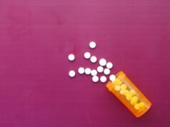 TriZetto confirma que dados pessoais e de saúde de 3,4 milhões de pessoas foram roubados durante a violação white color medical pills spilling on pink ,