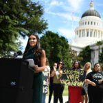 A presidente do distrito escolar unificado de Chino Valley, Sonja Shaw, falando em uma reunião do conselho escolar.