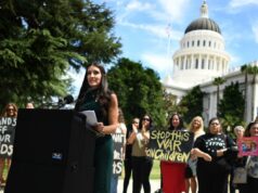 Tribunal Superior defende pais e filhos por bloquearem a lei transgênero de Newsom A presidente do distrito escolar unificado de Chino Valley, Sonja Shaw, falando em uma reunião do conselho escolar.