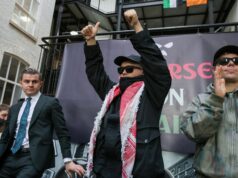 Tribunal do Reino Unido rejeita oferta para restabelecer a acusação de ‘terrorismo’ contra o rapper Kneecap Tribunal do Reino Unido rejeita oferta para restabelecer a acusação de 'terrorismo' contra o rapper Kneecap