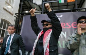 Tribunal do Reino Unido rejeita oferta para restabelecer a acusação de ‘terrorismo’ contra o rapper Kneecap Tribunal do Reino Unido rejeita oferta para restabelecer a acusação de 'terrorismo' contra o rapper Kneecap