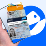 Mãos segurando um logotipo da Google Wallet preenchido com passes digitais e um ícone de alerta de ponto de exclamação vermelho.