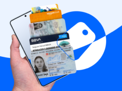 Troquei a Google Wallet por este aplicativo inteligente para organizar minha vida digital Mãos segurando um logotipo da Google Wallet preenchido com passes digitais e um ícone de alerta de ponto de exclamação vermelho.