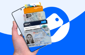 Troquei a Google Wallet por este aplicativo inteligente para organizar minha vida digital Mãos segurando um logotipo da Google Wallet preenchido com passes digitais e um ícone de alerta de ponto de exclamação vermelho.