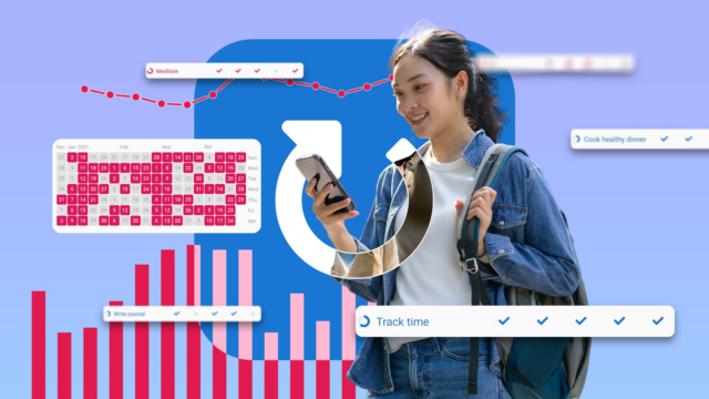 Um homem com um laptop sentado em um cronômetro de tomate gigante.