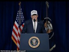 Trump CONCORDA com negociações com o Irã ao afirmar que os líderes estão implorando para negociar: ‘Eles jogaram muito fofo’ O presidente Donald Trump anunciou os ataques ao Irã durante a noite de sábado. No domingo, ele se vangloriou de que 48 líderes do opressivo regime iraniano haviam sido mortos