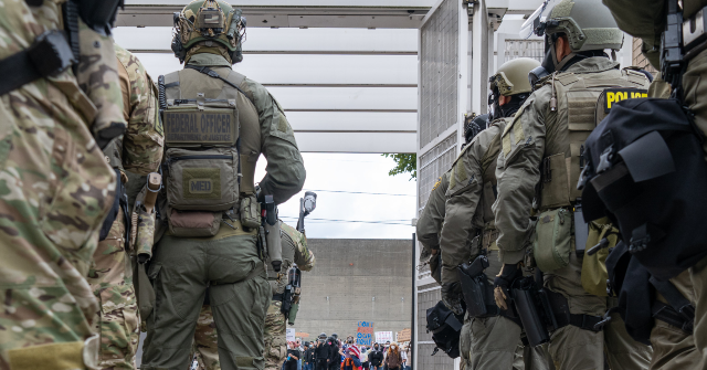 Trump ameaça colocar agentes ICE em aeroportos se os democratas Trump ameaça colocar agentes ICE em aeroportos se os democratas não concordarem em financiar o DHS