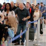 Os viajantes aéreos enfrentam longas filas e tempos de espera de duas horas no ponto de verificação de segurança da TSA no Aeroporto Intercontinental George Bush, em Houston, na sexta-feira.