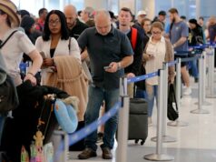 Trump ameaça colocar agentes do ICE em aeroportos devido a impasse de financiamento Os viajantes aéreos enfrentam longas filas e tempos de espera de duas horas no ponto de verificação de segurança da TSA no Aeroporto Intercontinental George Bush, em Houston, na sexta-feira.