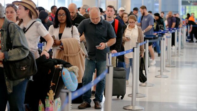 Os viajantes aéreos enfrentam longas filas e tempos de espera de duas horas no ponto de verificação de segurança da TSA no Aeroporto Intercontinental George Bush, em Houston, na sexta-feira.
