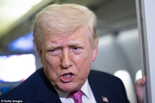 Trump ameaça o abastecimento de água do Irã em uma Trump ameaçou 'explodir' o abastecimento de água e a rede eléctrica do Irão se o regime islâmico não reabrisse imediatamente o Estreito de Ormuz