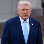 O presidente Donald Trump caminha para falar com os repórteres antes de partir no Marine One do gramado sul da Casa Branca, sexta-feira, 20 de março de 2026, em Washington. (Foto AP/Julia Demaree Nikhinson)