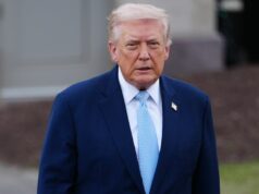 Trump ameaça ‘destruir’ usinas iranianas por causa do fechamento do Estreito de Ormuz O presidente Donald Trump caminha para falar com os repórteres antes de partir no Marine One do gramado sul da Casa Branca, sexta-feira, 20 de março de 2026, em Washington. (Foto AP/Julia Demaree Nikhinson)