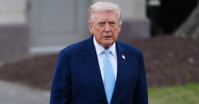 O presidente Donald Trump caminha para falar com os repórteres antes de partir no Marine One do gramado sul da Casa Branca, sexta-feira, 20 de março de 2026, em Washington. (Foto AP/Julia Demaree Nikhinson)