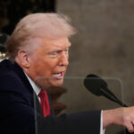 Pessoas passam por lojas fechadas no tradicional bazar principal quase vazio em Teerã, Irã, terça-feira, 10 de março de 2026. (AP Photo / Vahid Salemi)