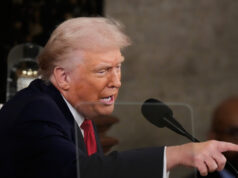 Trump ataca enquanto guerra no Irã fica fora de controle Pessoas passam por lojas fechadas no tradicional bazar principal quase vazio em Teerã, Irã, terça-feira, 10 de março de 2026. (AP Photo / Vahid Salemi)