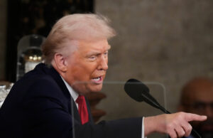 Trump ataca enquanto guerra no Irã fica fora de controle Pessoas passam por lojas fechadas no tradicional bazar principal quase vazio em Teerã, Irã, terça-feira, 10 de março de 2026. (AP Photo / Vahid Salemi)