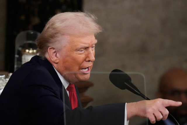 Pessoas passam por lojas fechadas no tradicional bazar principal quase vazio em Teerã, Irã, terça-feira, 10 de março de 2026. (AP Photo / Vahid Salemi)