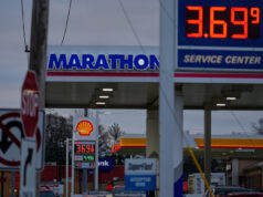 Trump aumentou os preços da gasolina. O Partido Republicano pagará. Desenho animado de Clay Bennett