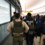 Trump chama aeroportos de ‘território fértil’ para o ICE sequestrar imigrantes